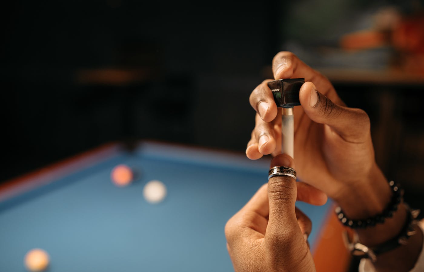 Spieler kreidet Cue-Spitze ein